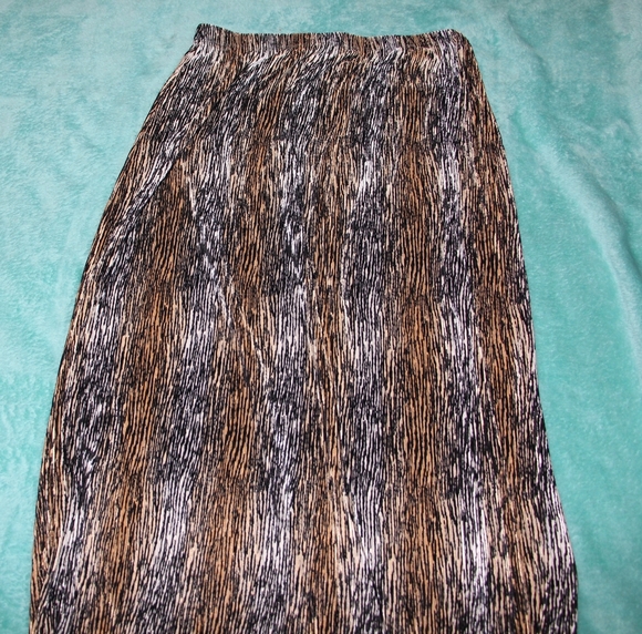 Patterned Skirt - Picture 2 of 7
